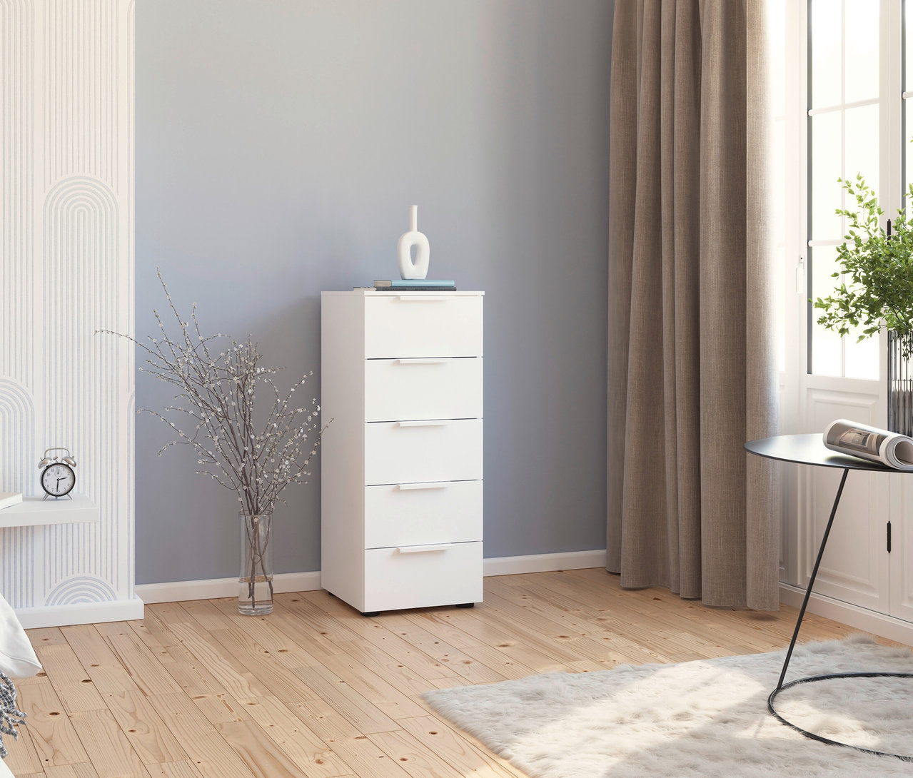 Ein weißes Sideboard mit fünf Schubladen steht neben einem Strauß in einer Vase auf einem Holzboden.