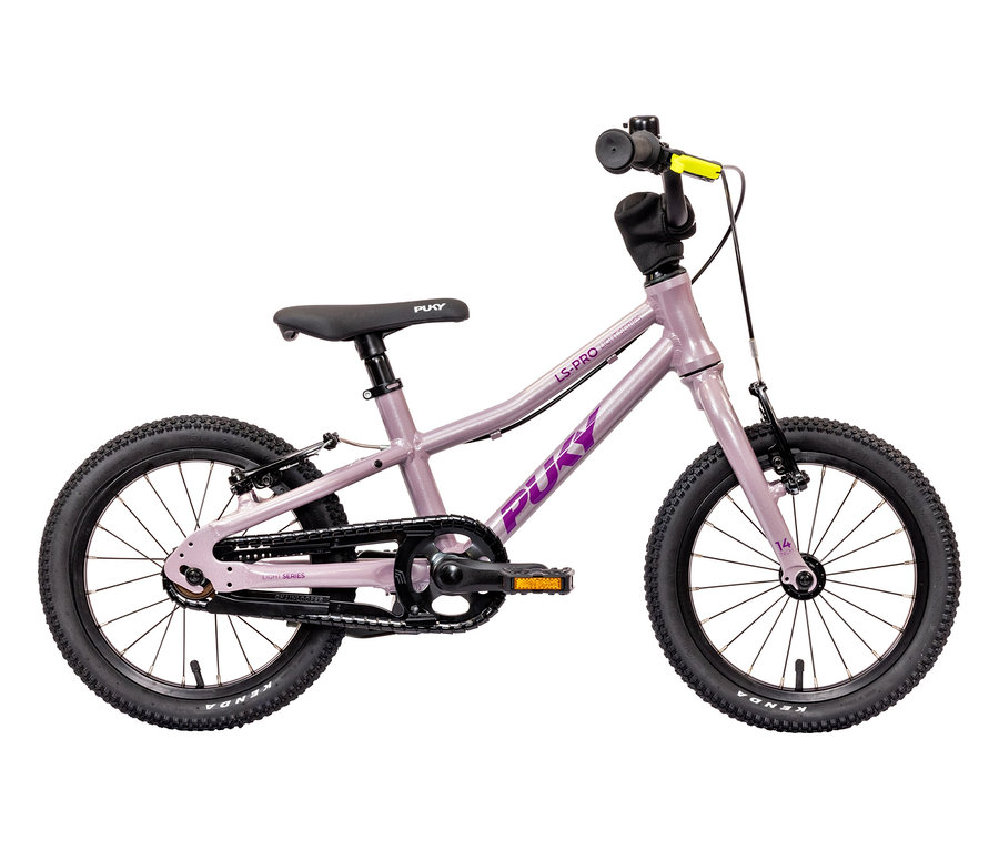 Das PUKY Fahrrad LS-PRO 14 in Pearl Pink steht im Profil. Das Rad hat schwarze Reifen, einen schwarzen Sattel und einen gelben Bremshebel.
