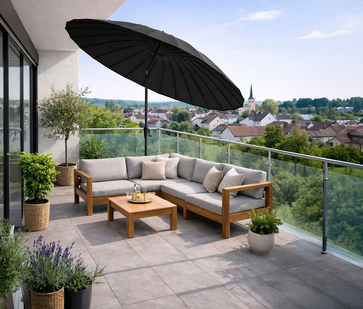 Auf einer Terrasse steht ein anthrazitfarbener Leco Shanghai Sonnenschirm*, Ø 270 cm, über einer Loungegarnitur.