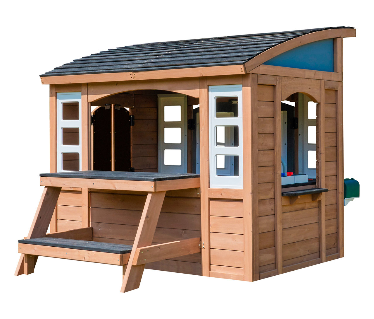 Das Spielhaus Trolli aus Holz hat eine kleine Veranda mit Tisch und Fenster mit weißen Rahmen.