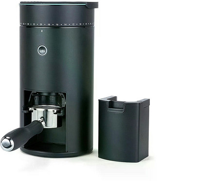 Eine schwarze Wilfa-Kaffeemühle mit Siebträger und abnehmbarem Behälter steht auf einem weißen Untergrund.