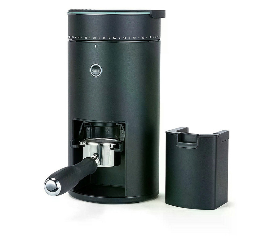 Schwarze Wilfa Uniform Evo CG4B-S150 Kaffeemühle mit Waage, eingesetztem Siebträger und separatem Behälter.
