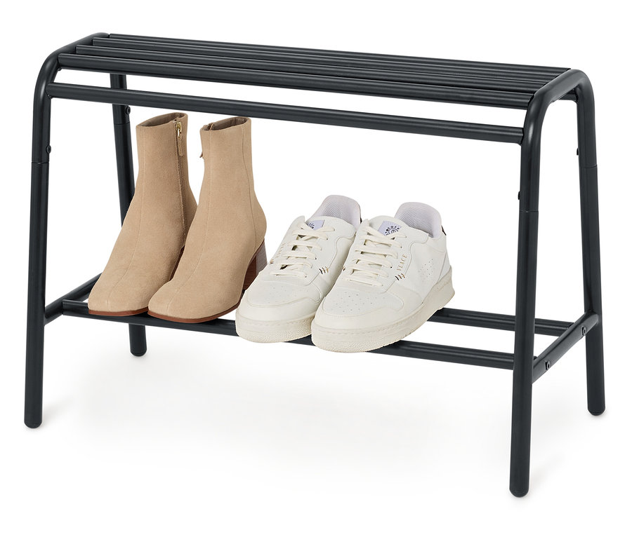 Auf einem schwarzen Schuhregal stehen ein Paar beigefarbene Stiefel und ein Paar weiße Turnschuhe.