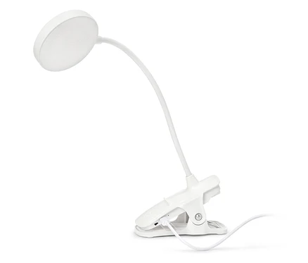 Eine weiße Klemmlampe mit rundem Lampenkopf und flexiblem Arm steht auf einem weißen Untergrund.