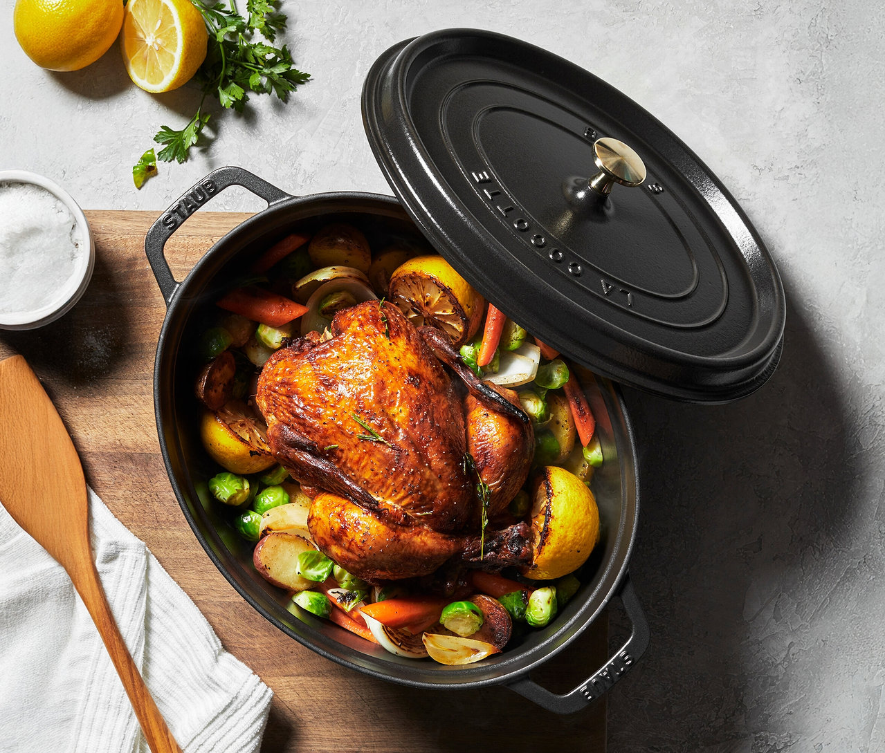 Gegrilltes Hähnchen mit Gemüse in schwarzem STAUB Bräter »Cocotte 29« (ca. 4,2 l).