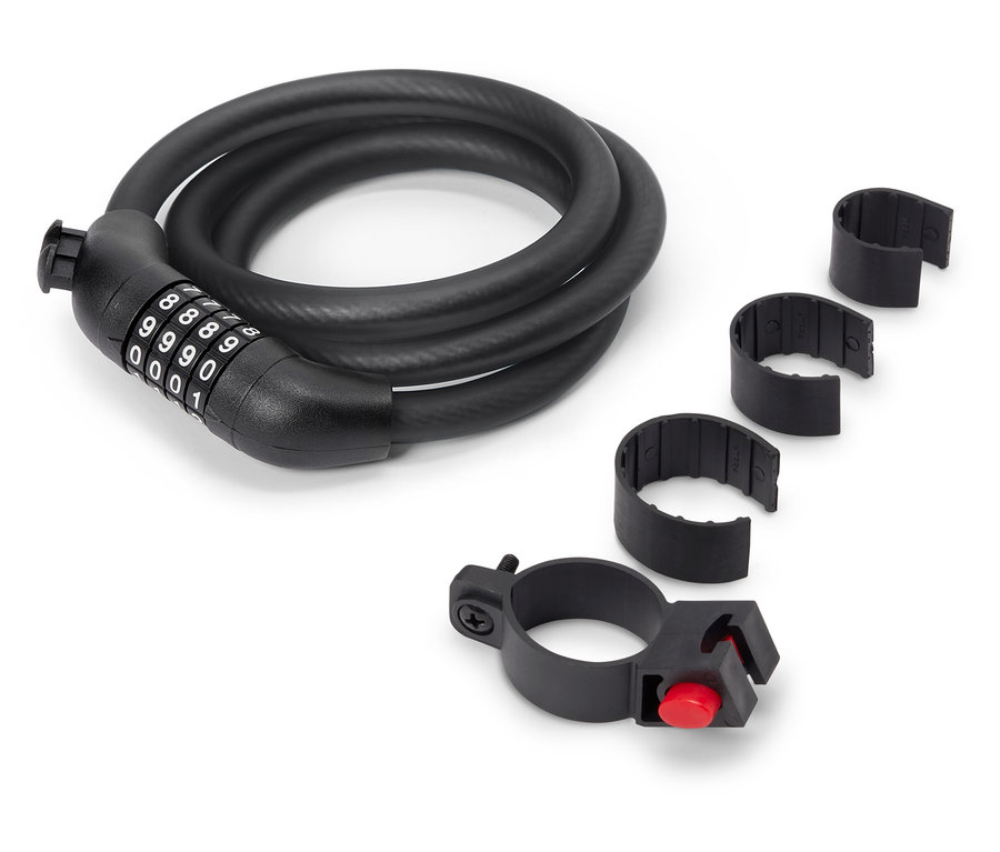 Ein aufgerolltes, schwarzes Kabelschloss mit Zahlencode liegt neben vier schwarzen Halterungen auf einem weißen Hintergrund.