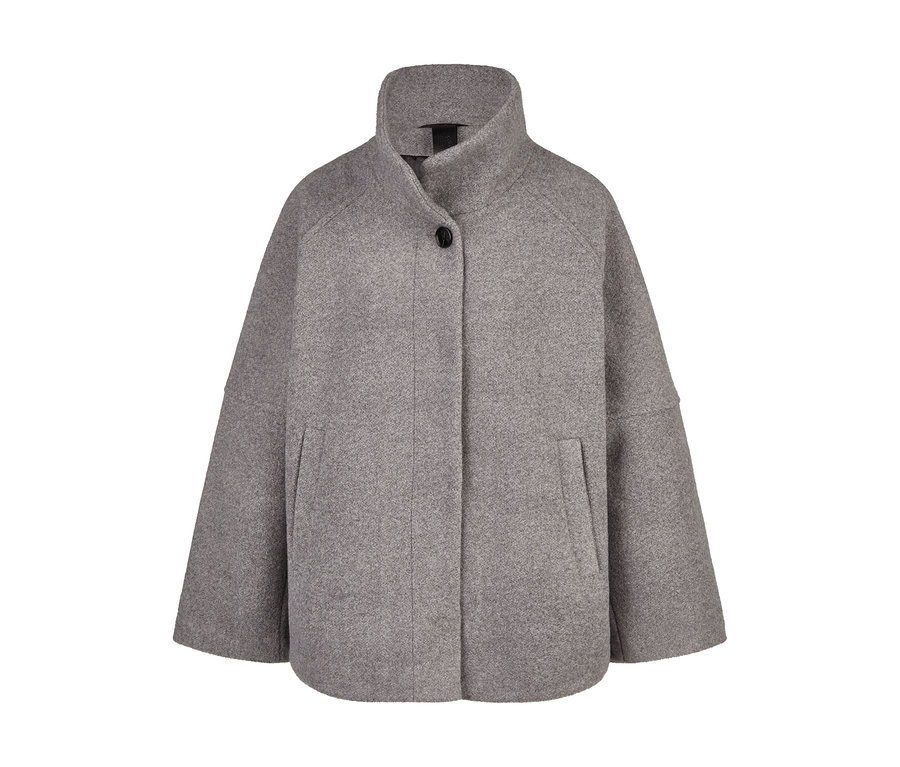 Graue Barbara Lebek Wolljacke mit Stehkragen, einem schwarzen Knopfverschluss und weiten Ärmeln.