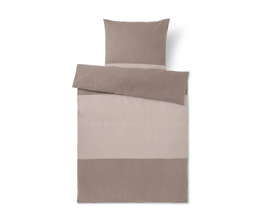 Bettwäsche-Set mit Kissenbezug und Bettbezug in Braun und Beige mit horizontalen Streifen.