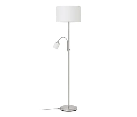 Eine silberfarbene Stehlampe mit einem großen weißen zylindrischen Schirm und einer kleineren, verstellbaren Leselampe mit weißem Schirm, auf einem runden Fuß.
