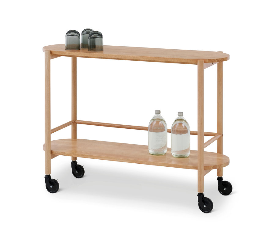 Ein ovaler Servierwagen aus hellem Holz mit zwei Ablagen. Auf der oberen Ablage stehen drei umgedrehte dunkle Gläser, auf der unteren zwei Wasserflaschen. Der Wagen hat schwarze Rollen.