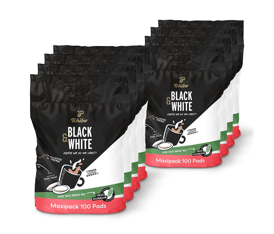 Mehrere Packungen Tchibo Black & White Maxipack 100 Pads Kaffeepads. Die Packungen sind schwarz und weiß mit einer Abbildung einer Tasse Kaffee.