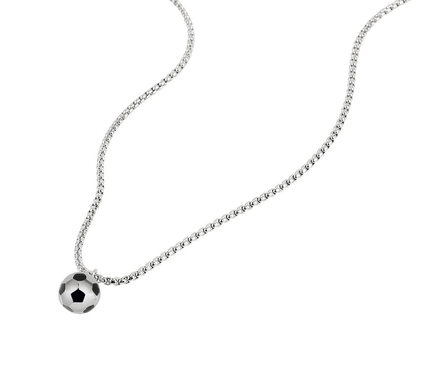 Silberfarbene Halskette mit feiner Kette und einem kleinen, runden Anhänger in Form eines schwarz-weißen Fußballs.