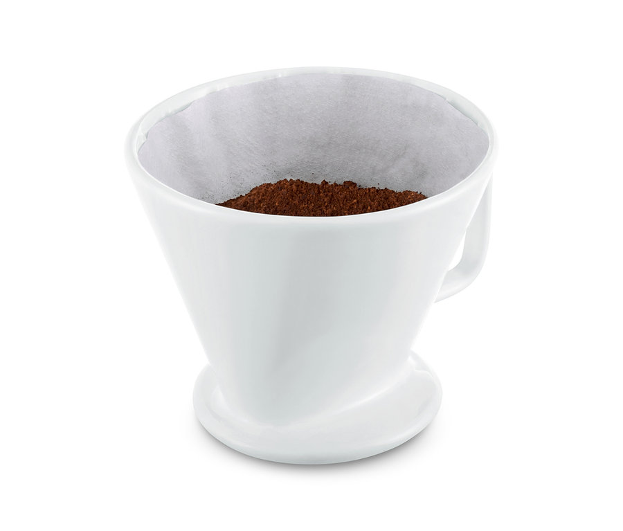 Kaffeepulver im weißen Kaffee Handfilter Gr. 4 mit Papierfilter.
