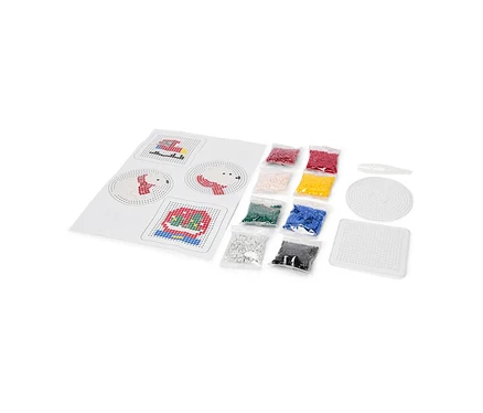 Bastelset mit einer Anleitung für Bügelperlenbilder, acht Beutel mit bunten Bügelperlen, zwei Steckplatten und einem Werkzeug.