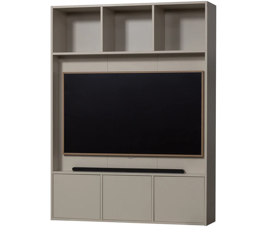 Helles, beigefarbenes Medienmöbel mit drei offenen Regalfächern oben, einem schwarzen Fernseher mit Holzrahmen und einer Soundbar in der Mitte sowie drei geschlossenen Schränken unten.