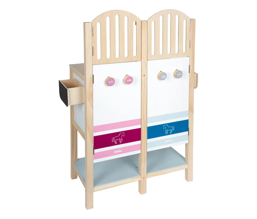 Hölzerner small foot Pferdestall »Bibi & Tina« mit zwei Boxen, weißen Rückwänden mit rosa und blauen Streifen, Pferdeumrissen, Haken und einer Schublade.