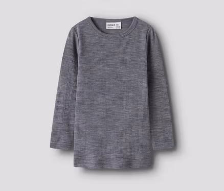 Graues, geripptes Langarmshirt mit Rundhalsausschnitt.