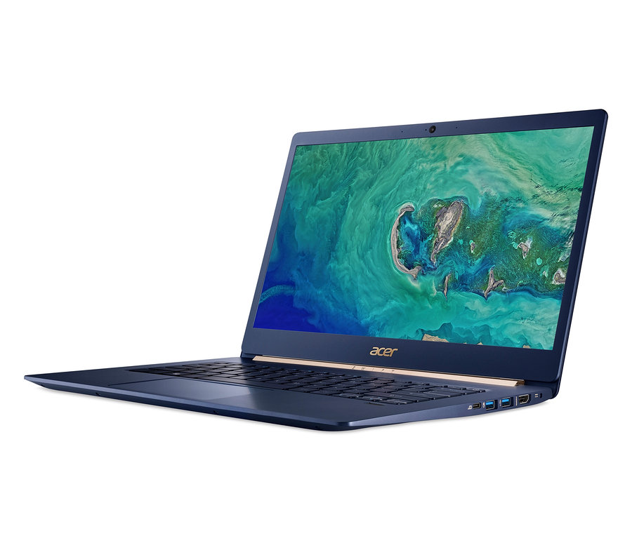 Ein blauer Acer-Swift-5-Laptop ist schräg abgebildet, der Bildschirm zeigt ein abstraktes Hintergrundbild.