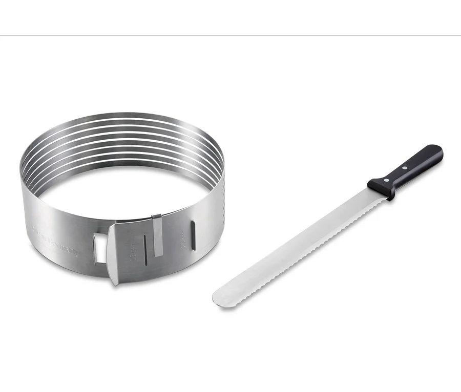 Tortenbodenschneidhilfe mit Konditor- und Glasurmesser auf weißem Hintergrund.