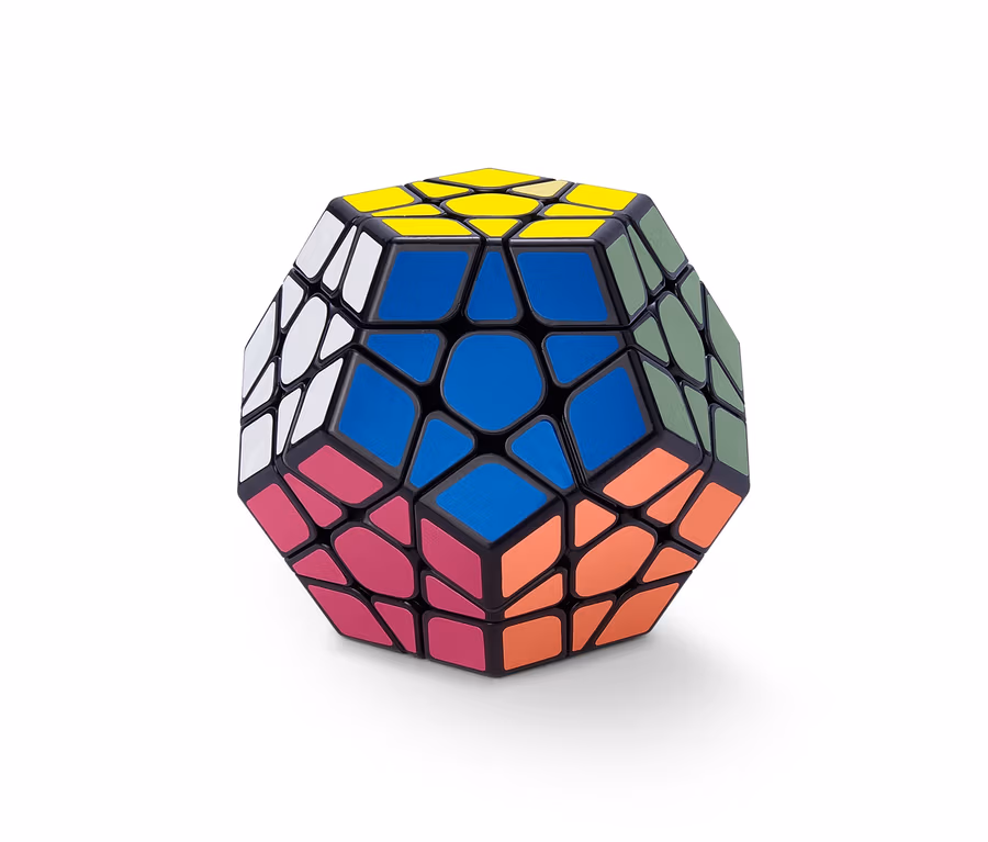 Nahaufnahme eines IQ-Würfels »Polygon«, der Farben wie Blau, Gelb, Grün und Weiß kombiniert.
