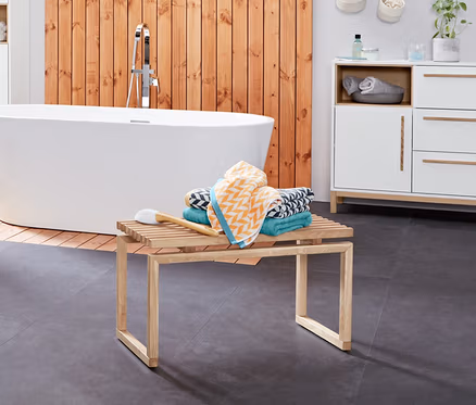 Badezimmer-Interieur mit Waschbeckenunterschrank »Eklund« mit zwei Schubladen, Kleiderleiter aus Eichenholz und Jacquard-Badetüchern.