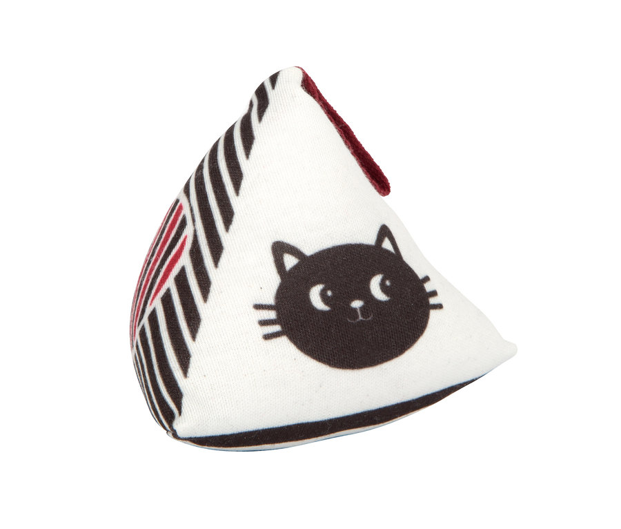 Ein kleines, dreieckiges, weißes Stoffobjekt mit einer schwarzen Katzenillustration auf einer Seite und schwarzen und roten Streifen auf der anderen, mit einem dunkelroten Rand entlang der Oberkante.