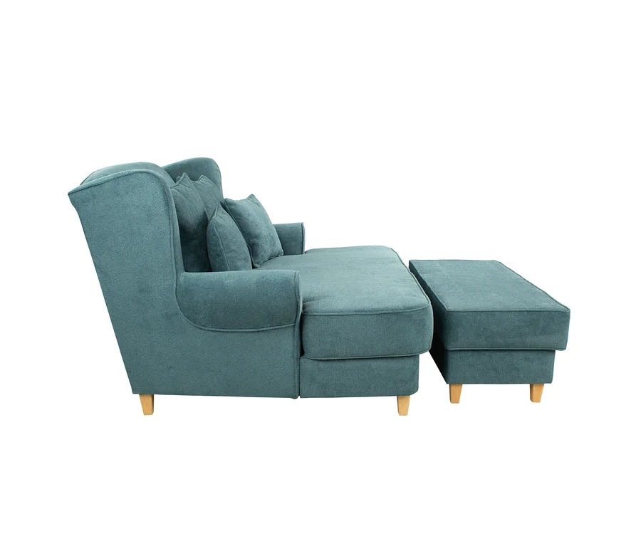 Türkisfarbenes Sofa mit Chaiselongue und passendem Hocker auf Holzbeinen vor weißem Hintergrund.