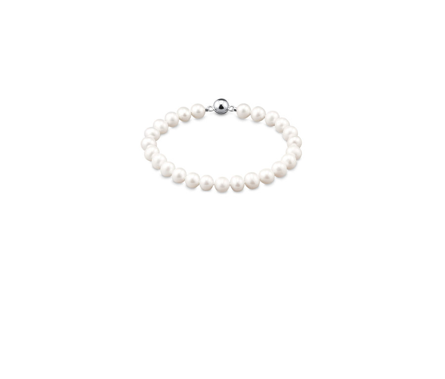 Silberarmband mit Süßwasserzuchtperlen auf weißem Hintergrund.