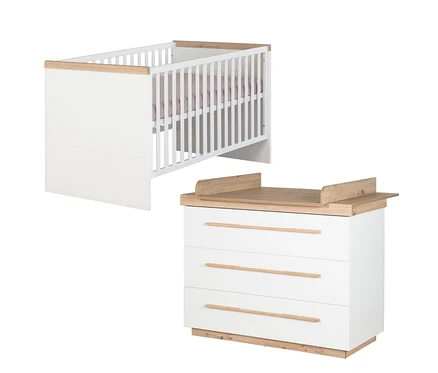Roba 2-teiliges Kinderzimmer-Set »Lumo«: Weißes Babybett mit hellen Holzdetails und eine weiße Wickelkommode mit drei Schubladen und Wickelaufsatz aus hellem Holz.