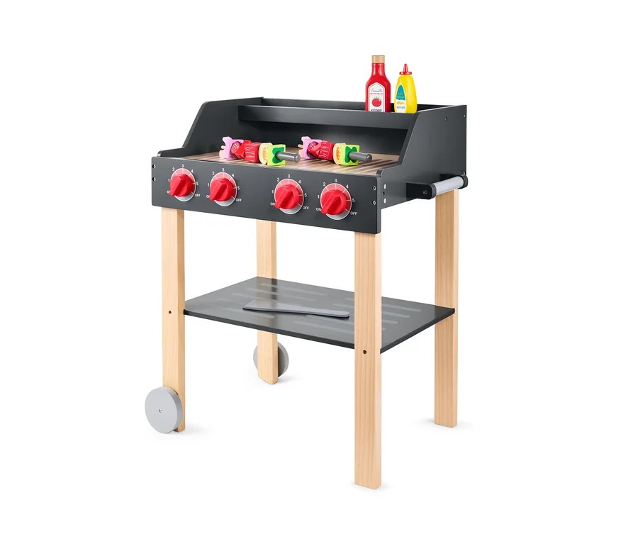 Spielgrill aus Holz mit Holzspießen, Ketchup und Senf.
