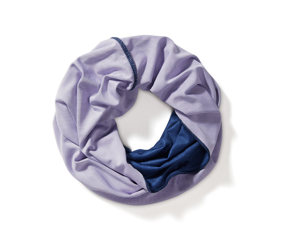 Ein lila Multifunktionstuch mit blauer Innenseite.