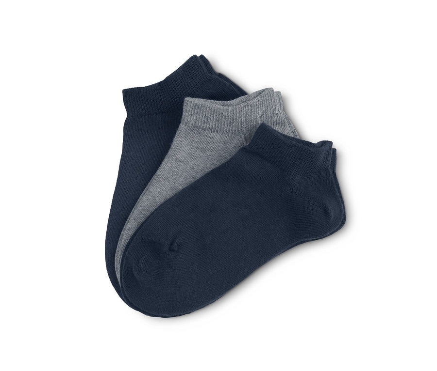 Drei Paar Sneakersocken liegen übereinander.