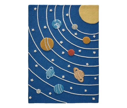 Blauer benuta Kinderteppich »Alex« mit Sonnensystem-Design, gelber Sonne, bunten Planeten auf weißen Umlaufbahnen und weißen Sternen.