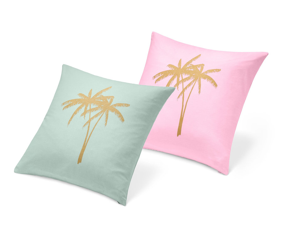 Zwei Dekokissenbezüge mit goldenen Palmenmotiven, einer mintgrün, einer rosa.