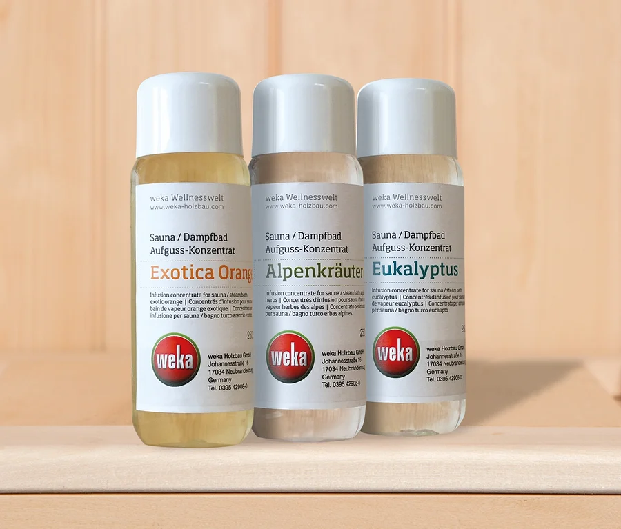 Drei Flaschen Weka Sauna-Premium-Zubehör-Set Duftöle stehen auf einem Holzregal.