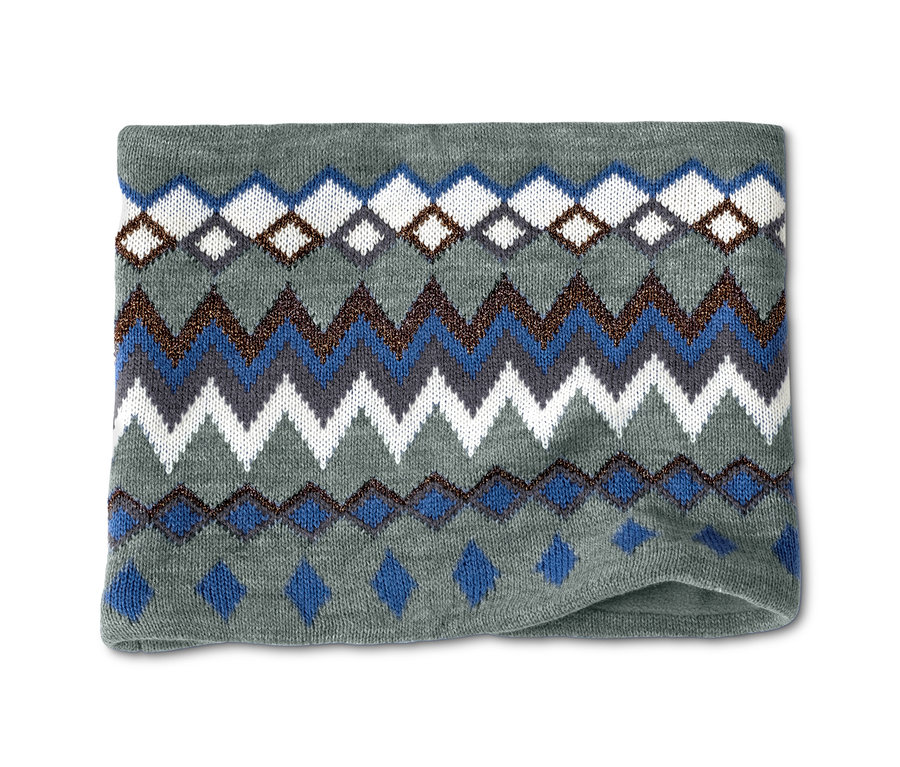 Ein Strick-Loopschal mit einem Rautenmuster in Blau, Braun und Weiß.