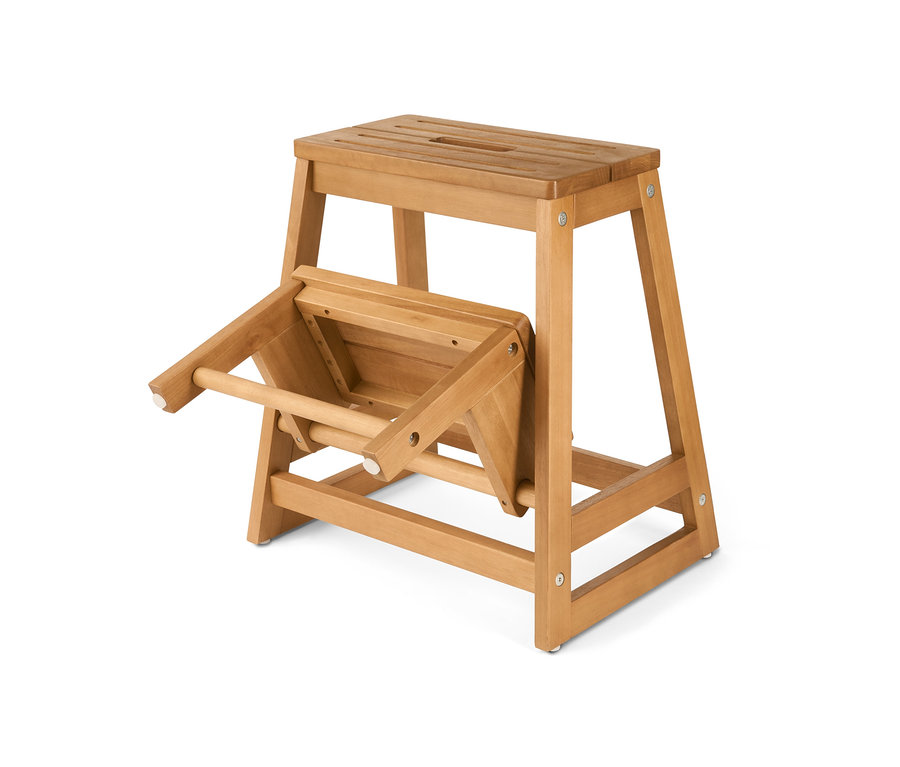 Ein zweistufiger Klapptritt aus Holz.