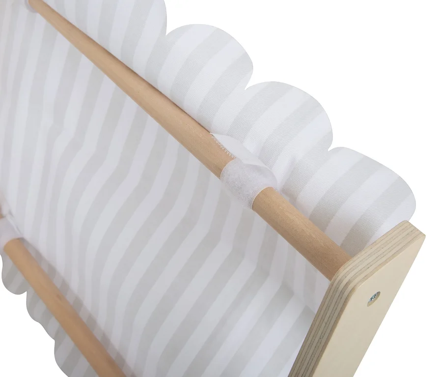 Detailansicht des small foot Kaufladen kompakt »fresh« mit einem Holzrahmen und einem weiß-grau gestreiften Stoff.