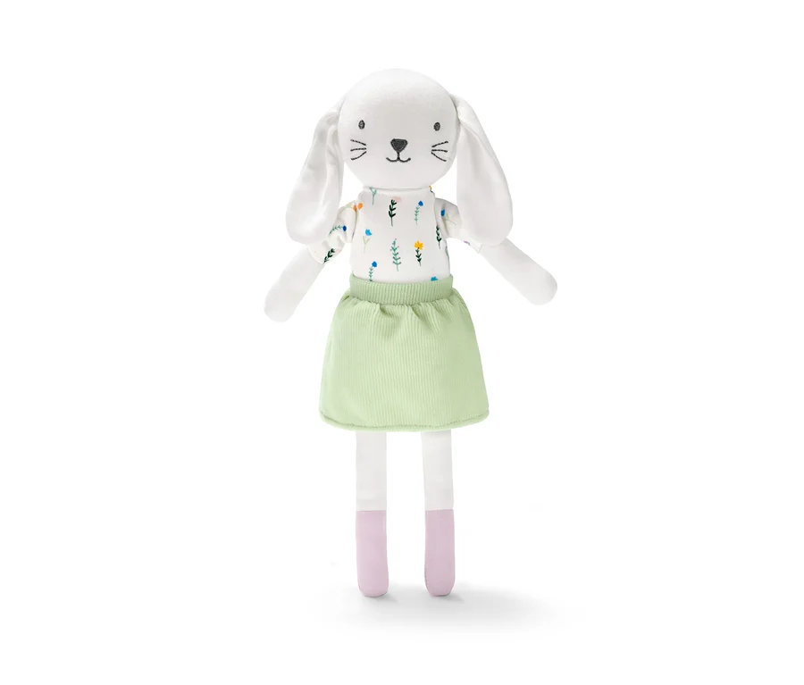 Eine Stoff-Puppe »Häschen« mit Blumenmuster-Top und grünem Rock.