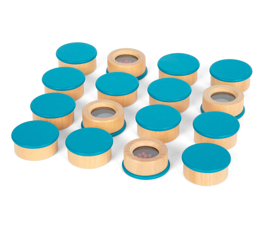Auf einem weißen Hintergrund sind 14 Stück des Holzspielzeugs small foot Hör- und Fühl-Memo »Sensory« abgebildet. Einige haben einen blauen Deckel, andere haben eine transparente Öffnung.