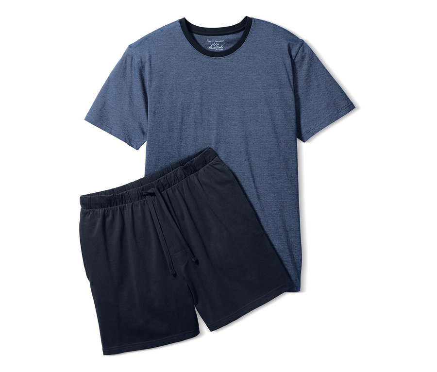 Ein blaues Shorty-Pyjama mit kurzen Ärmeln und schwarzen Shorts.