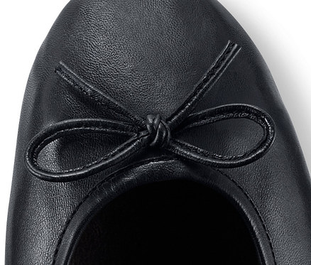Detailaufnahme eines Leder-Ballerinas mit Schleife.