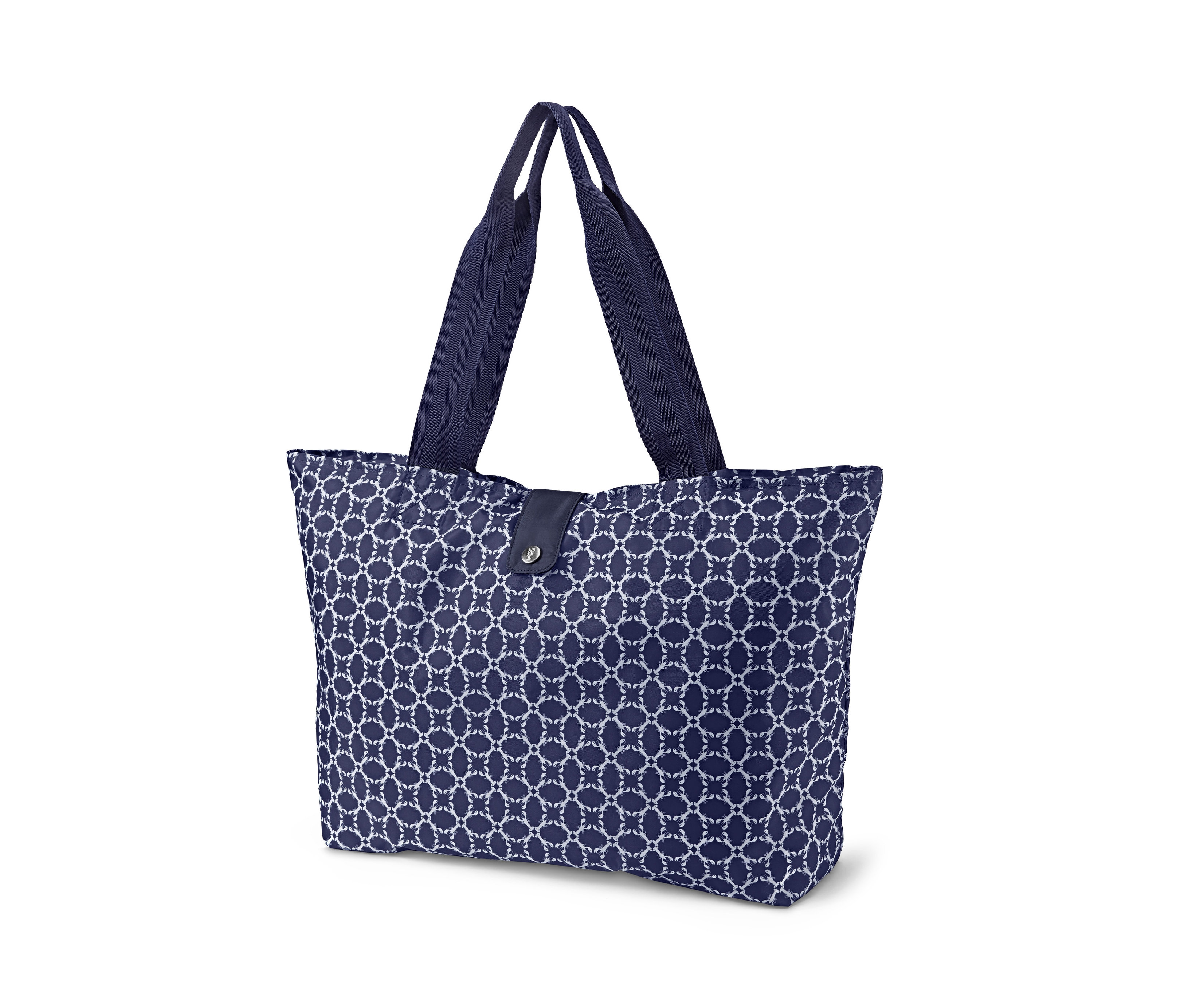 Eine faltbare Strandtasche mit blau-weißem Muster.