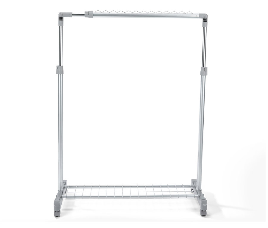 Ein silberner, höhenverstellbarer Kleiderständer vor einem weißen Hintergrund.
