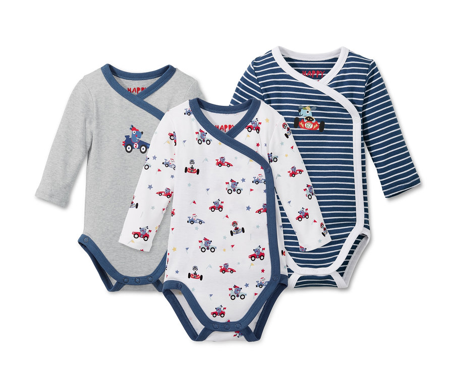 Drei Langarm-Bodys liegen aufgereiht.