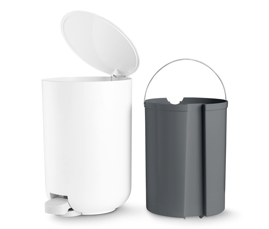 Weißer Treteimer mit geöffnetem Deckel neben grauem Inneneimer.