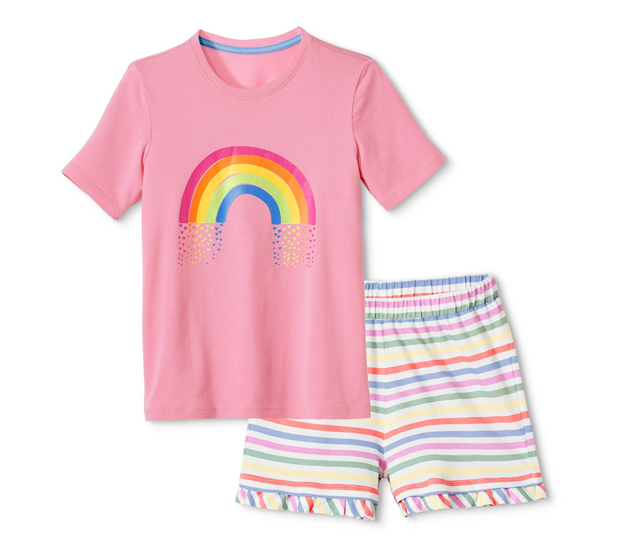 Rosa Pyjama mit Regenbogen und gestreiften Shorts.