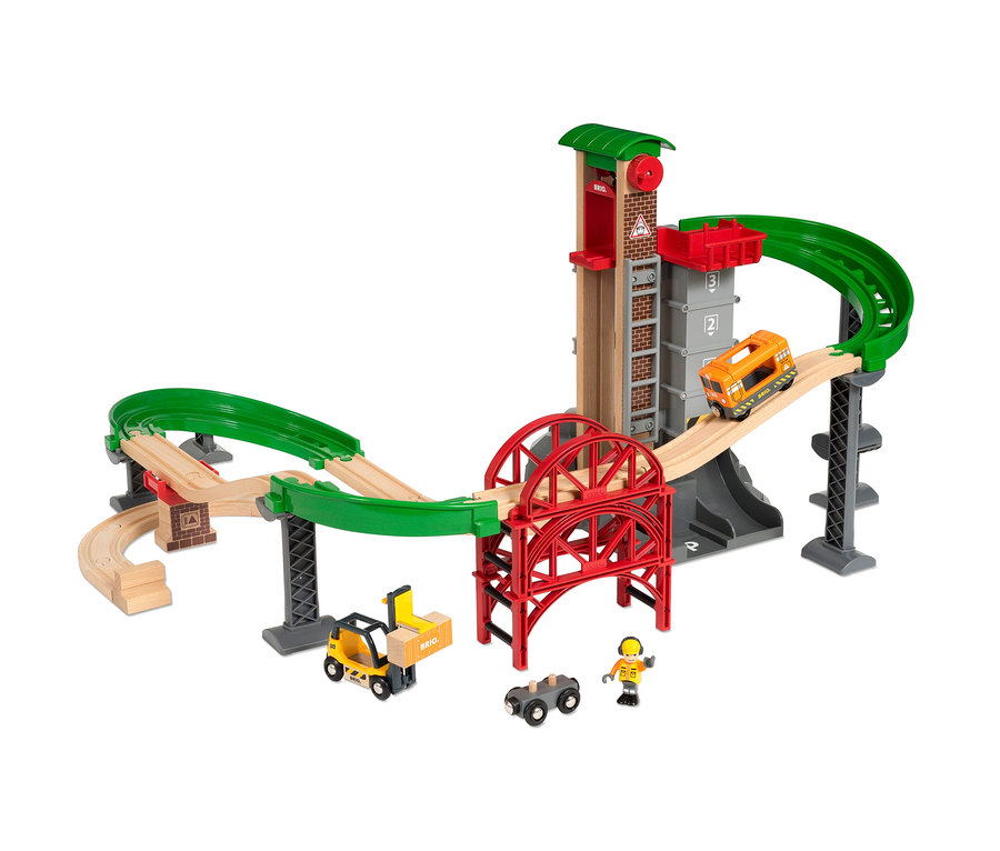 Holzspielzeug-Set mit Lastwagen, Kran, Brücke, Gleisen und Spielfigur. BRIO® – großes Lagerhaus-Set mit Aufzug.