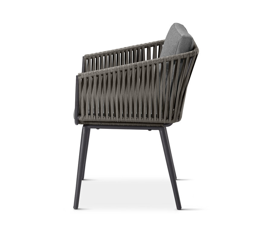 Seitenansicht des Dining-Sessels »Jara« mit Textilgeflecht.