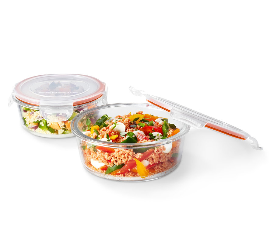 Zwei mit Salat gefüllte Glasschüsseln mit Deckel.